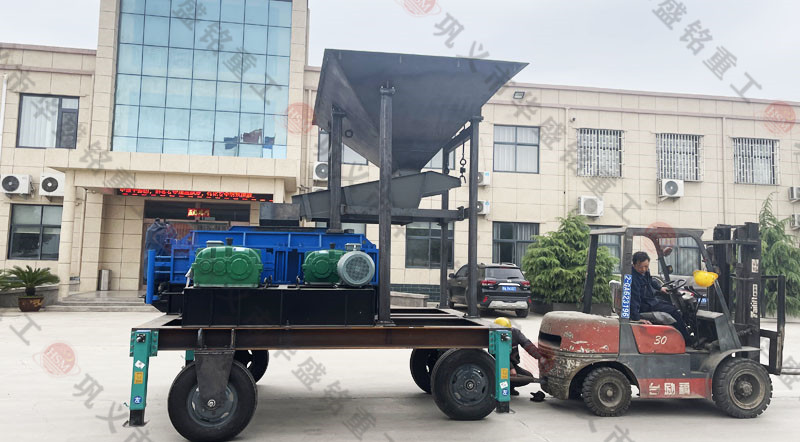 1012移動對輥破碎機(jī)時產(chǎn)量多少噸？價格多少錢一臺